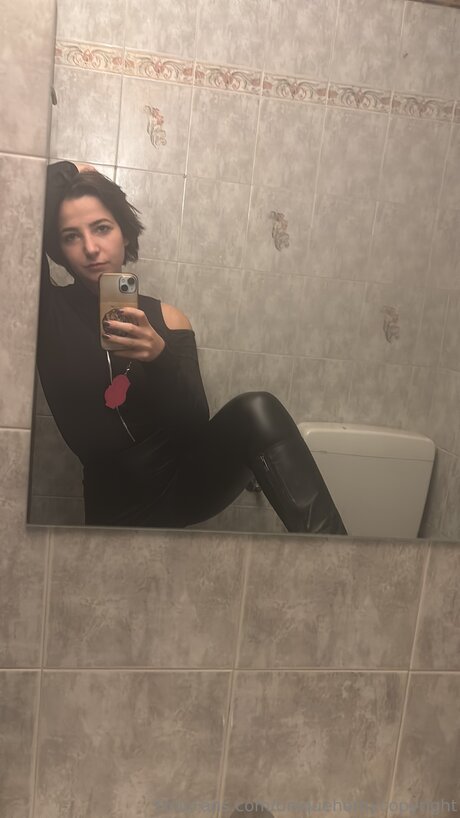 Uniquehornycopyright onlyfans fotos