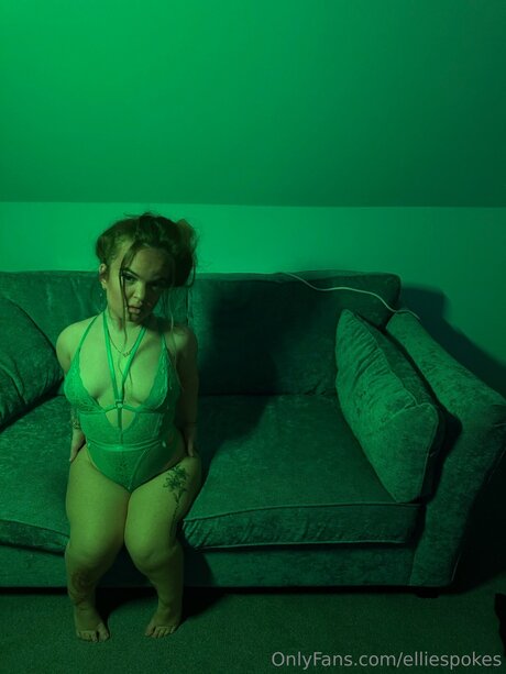 Elliespokes onlyfans strip tease