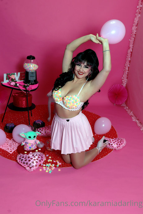 Karamia Darling onlyfans strip tease