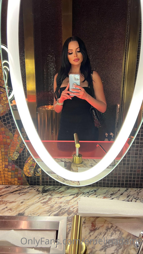 Emelina Adams onlyfans leak ass