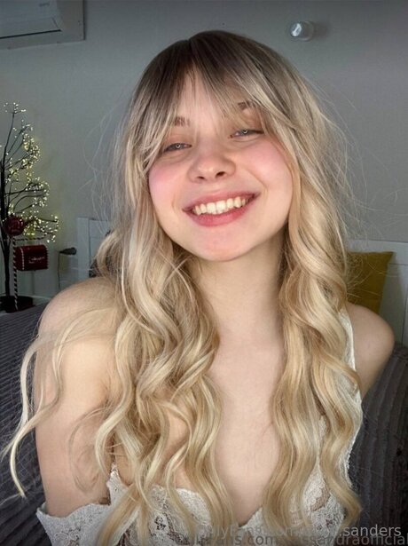 Alice Sanders onlyfans boobs