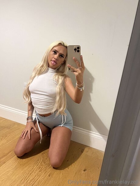 Frankielayzell strip onlyfans