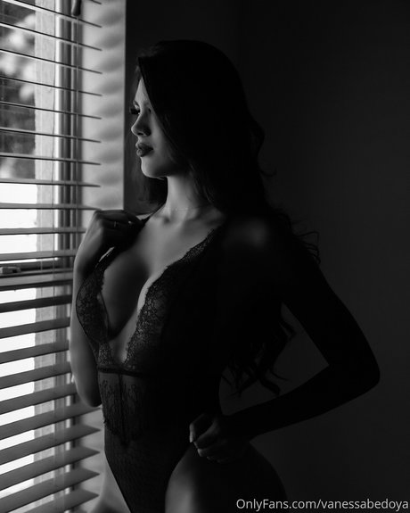 Vanessabed feet onlyfans