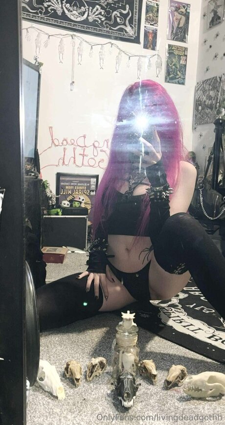 Livingdeadgothh onlyfans naked leak