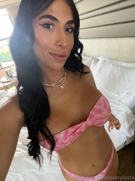 Averylustx onlyfans boobs