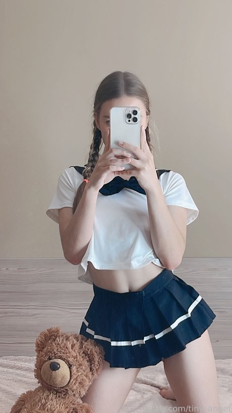 Tinyangelx_ onlyfans strip