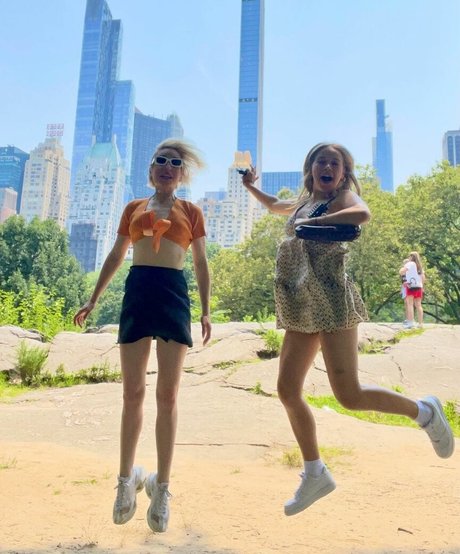 Zoe Lister Jones onlyfans nude photos