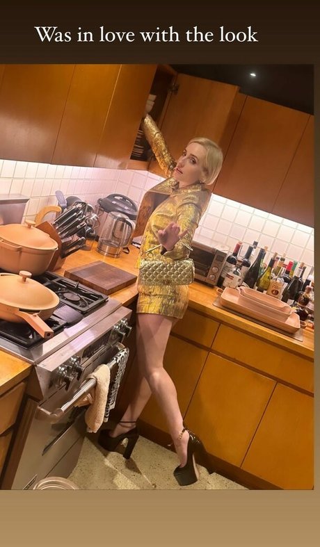 Zoe Lister Jones onlyfans lean