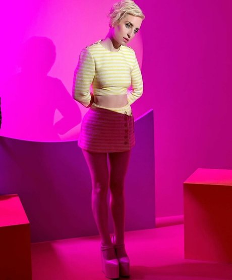 Zoe Lister Jones naked only fans