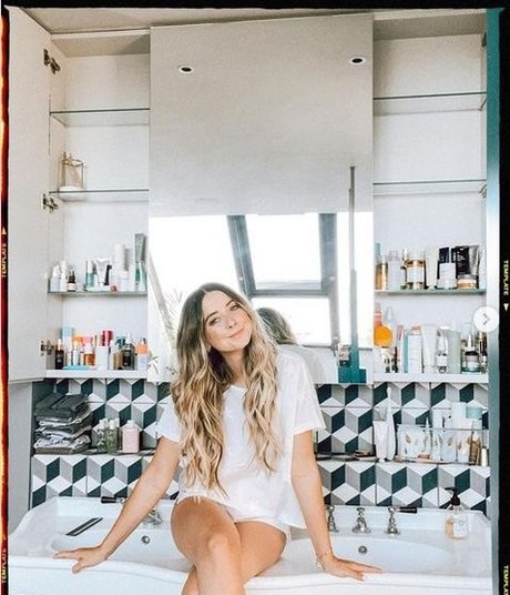 Zoe Sugg onlyfans striptease