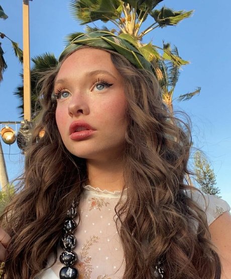 Zoe Colletti onlyfans free