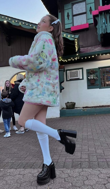 Zoe Colletti only fans pic