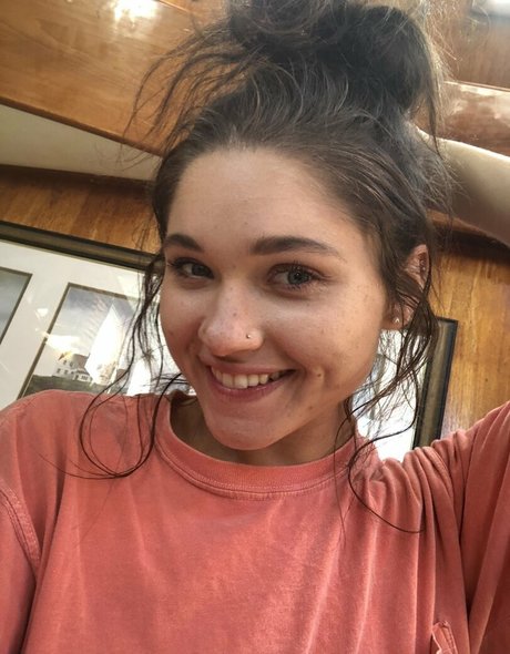 Zoe Bloom onlyfans star