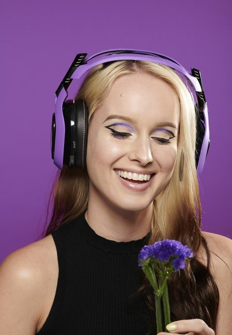 Sonja Reid topless onlyfans