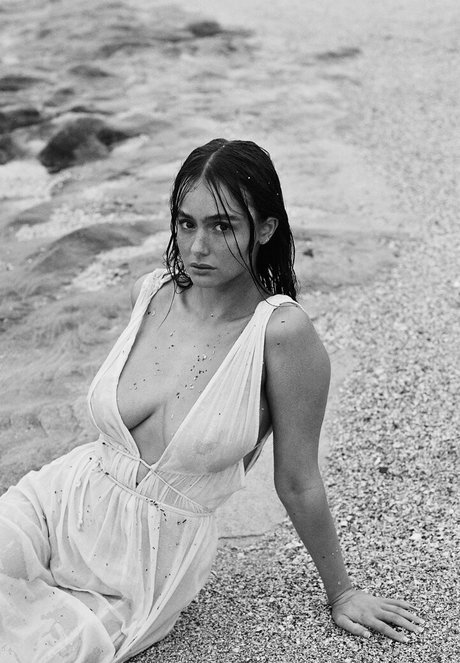 Ella Cervetto onlyfans strip tease