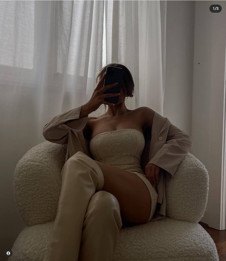 Ella Cervetto onlyfans strip tease