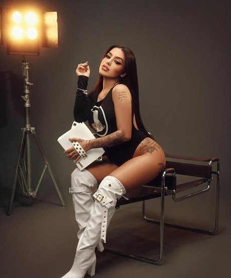 MC Mirella onlyfans tits