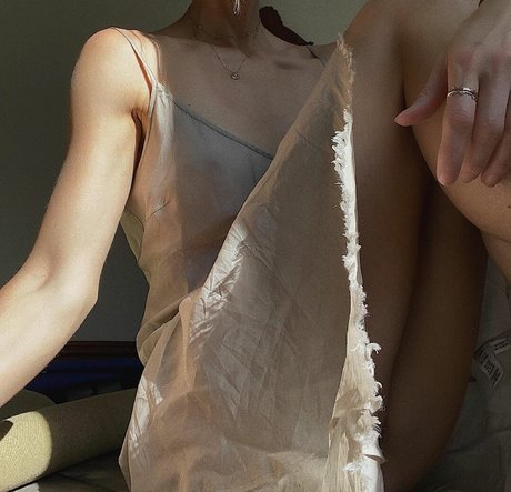 Laura Vandervoort onlyfans public photos