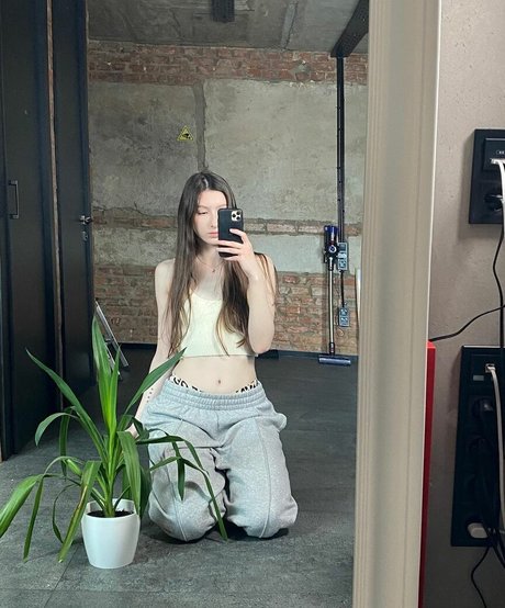 Aloona Larionova onlyfans lean