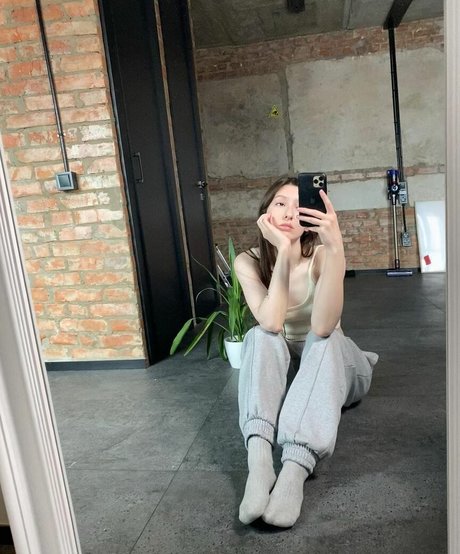 Aloona Larionova onlyfans post