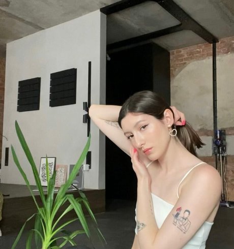 Aloona Larionova porn onlyfans leak