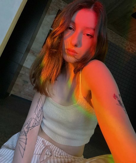 Aloona Larionova onlyfans nide