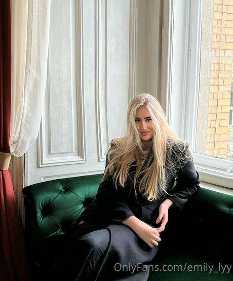 emily lyy onlyfans leaked nudes