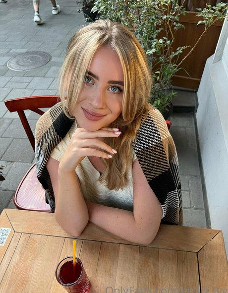 emily lyy onlyfans sex tape