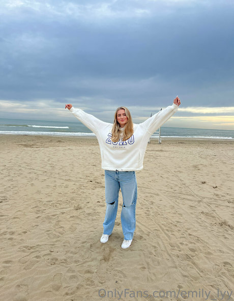 emily lyy onlyfans porn