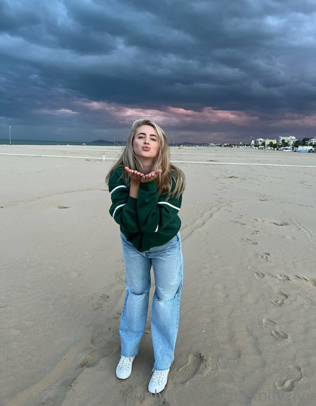 emily lyy onlyfans leak fuck