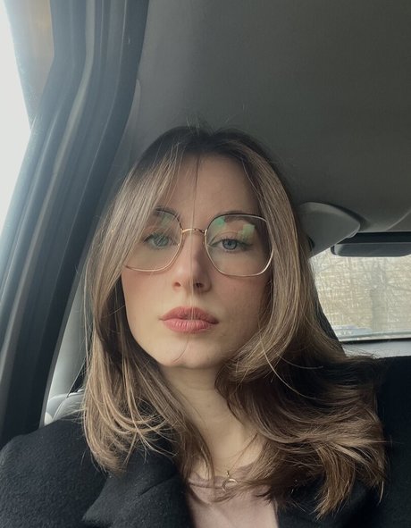 Toma Efremova onlyfans topless