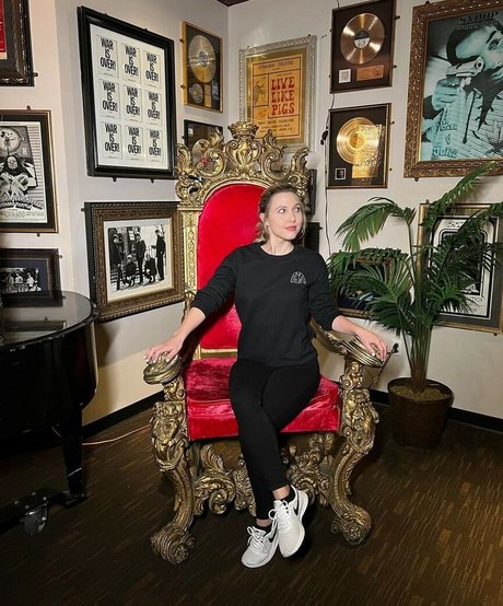 Taylor Tomlinson onlyfans leaked tits