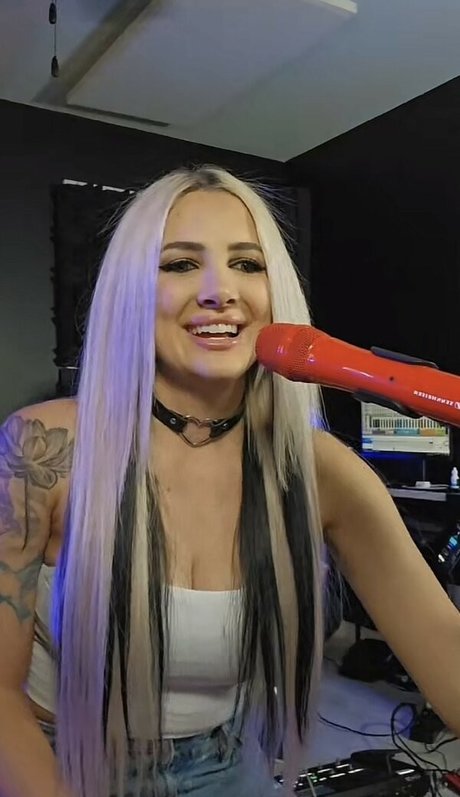 Addie Nicole Amick onlyfans model