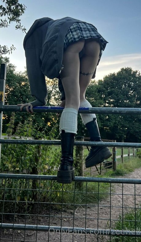 Zee Hell onlyfans nude photos