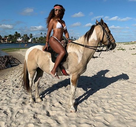 Valeria Valenssa  artwork