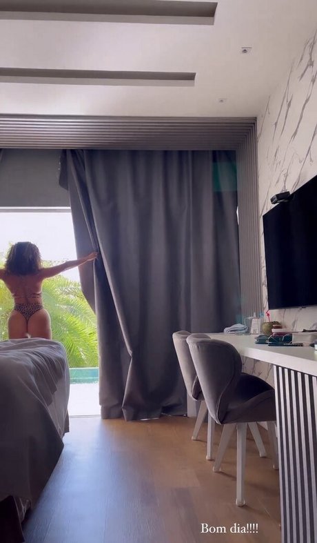 Valeria Valenssa onlyfans model images