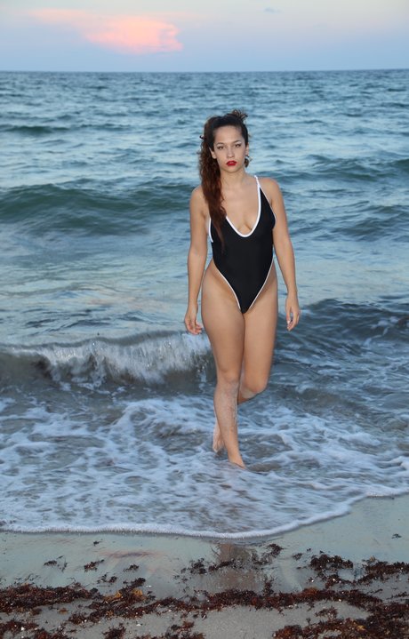 Annika Eve onlyfans model