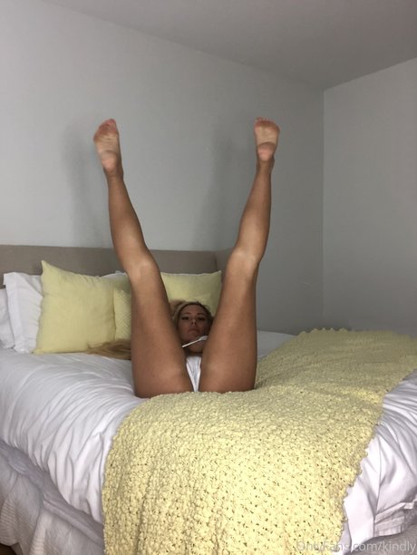 Kindly Myers onlyfans boobs