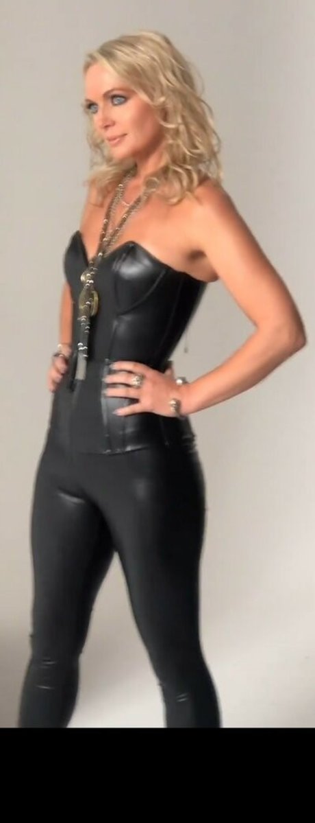 Isla Traquair onlyfans strip tease