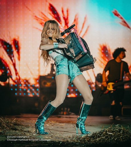 Melissa Naschenweng onlyfans images