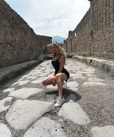 Emerome onlyfans strip tease