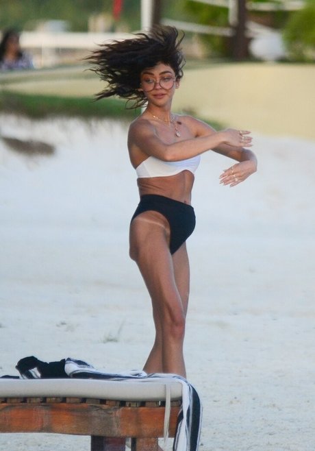 Sarah Hyland onlyfans strip tease