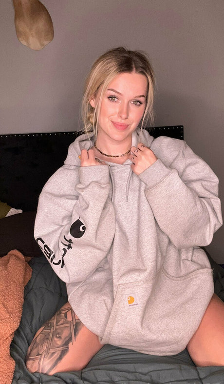 babe onlyfans porn self-portrait