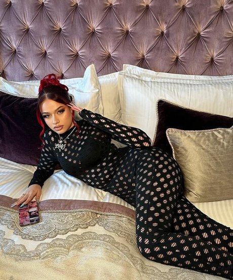 badmomzjay onlyfans striptease