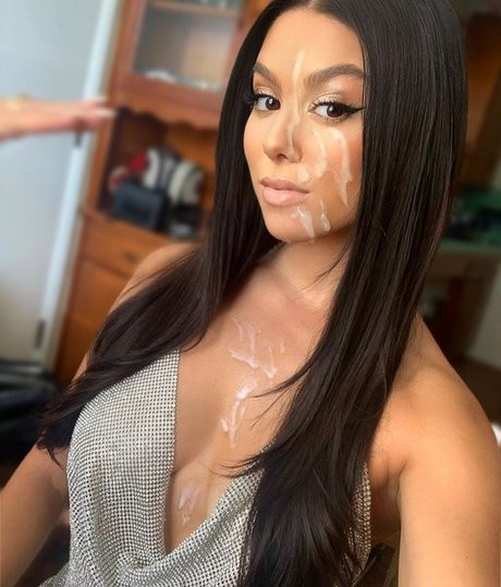 Kira Kosarin onlyfans content type