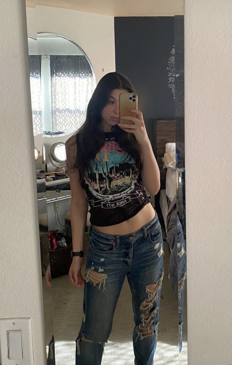 Kira Kosarin tits onlyfans