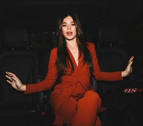 Hailee Steinfeld onlyfans leams