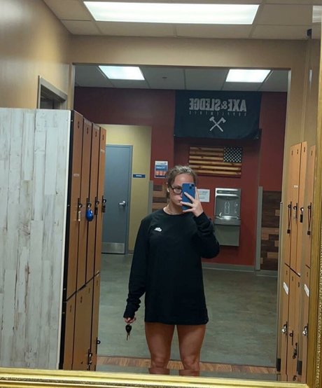 MuscleMommy002 strip onlyfans