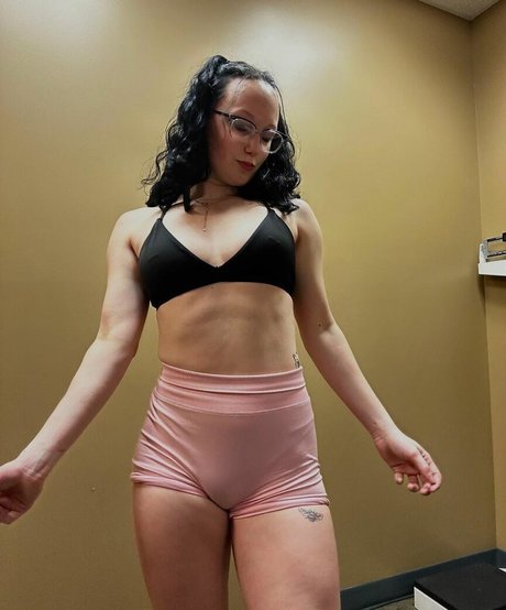 MuscleMommy002 onlyfans model images