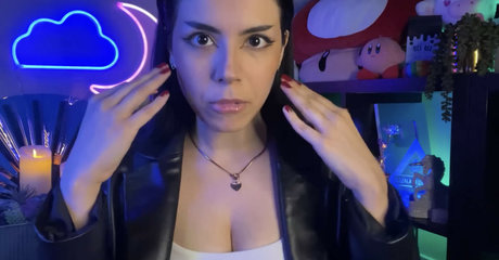 Luna Bloom onlyfans strip tease